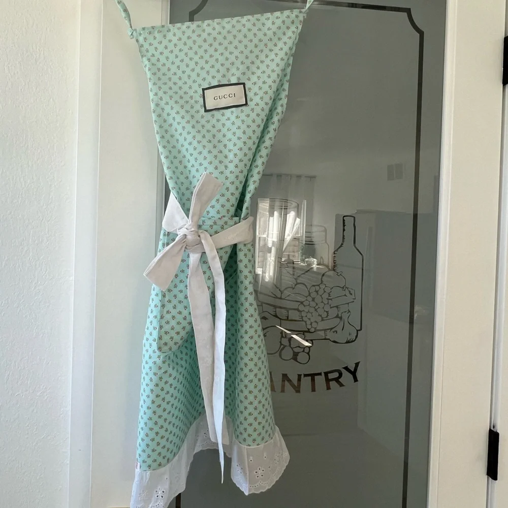 Apron - Picture 2 of 3